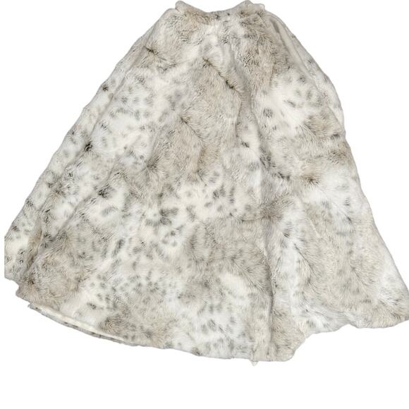 DKNY Christmas Tree Skirt Faux Fur White - Picture 1 of 3